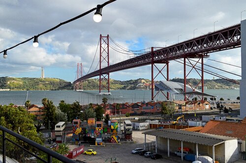 Lisbon Audio guide: Explore LX Factory