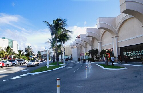 Cancun Audio guide: Explore Avenida Kukulkan
