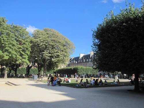 Paris Audio guide: Explore Place des Vosges