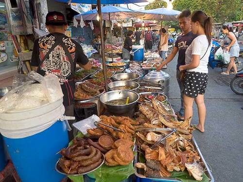 Audioguide de Chiang Mai : explorez le marché de la porte de Chiang Mai