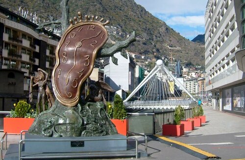 Andorre-la-Vieille Audioguide : Explorez La Noblesse du Temps de Salvador Dalí